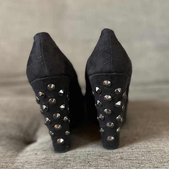 6.5 Kardashian Studded Black Suede Heels - Picture 7 of 8